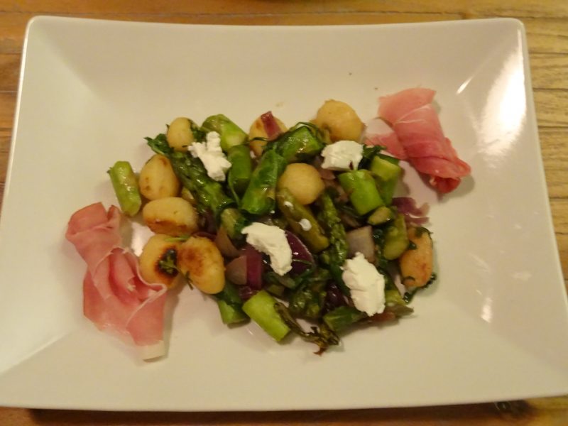 Groene asperges met gnocchi