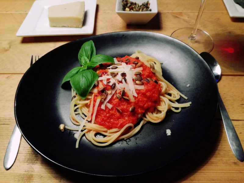 Spaghetti met geroosterde paprikasaus